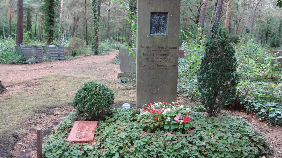 Grab von Hermann Henselmann auf dem Zehlendorfer Waldfriedhof
