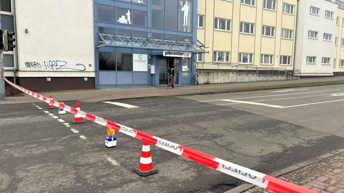 Absperrband in Eberswalde: Die Bergerstraße ist nach dem schweren Verkehrsunfall auf Höhe des Jobcenters für Stunden nicht passierbar.