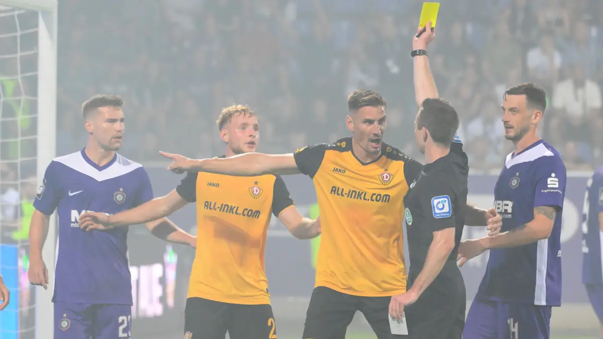 Stefan Kutschke (SG Dynamo Dresden) reklamiert und erhaelt danach die gelbe Karte durch Lukas Benen (Schiedsrichter) Mitte, Anthony Barylla (FC Erzgebirge Aue) li.
FC Erzgebirge Aue vs. SG Dynamo Dresden, Fussball, 3. Liga, 3. Spieltag, Saison 2024/2025, 23.08.2024
DFB/DFL REGULATIONS PROHIBIT ANY USE OF PHOTOGRAPHS AS IMAGE SEQUENCES AND/OR QUASI-VIDEO
Foto: Eibner-Pressefoto/Bert Harzer