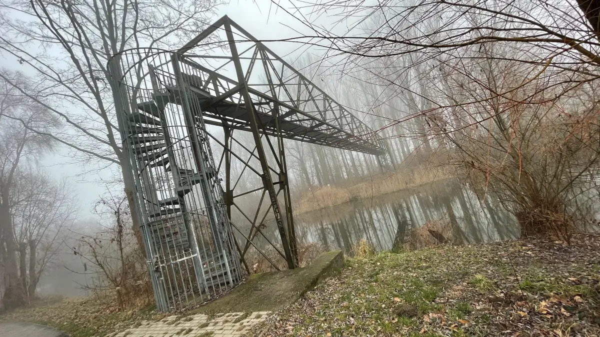 An der Havel in Oranienburg, hier könnte die dritte Brücke Havelquerung entstehen, seit Jahren in der Debatte, Übergang verlängerte Byk-Straße und Walther-Bothe-Straße (dort zwischen Stadtwerke und Torhost-Gesamtschule), soll Verkehr in Innenstadt minimieren, Bürgermeister Laesicke bringt das Thema 2025 zur Bürgermeisterwahl wieder auf