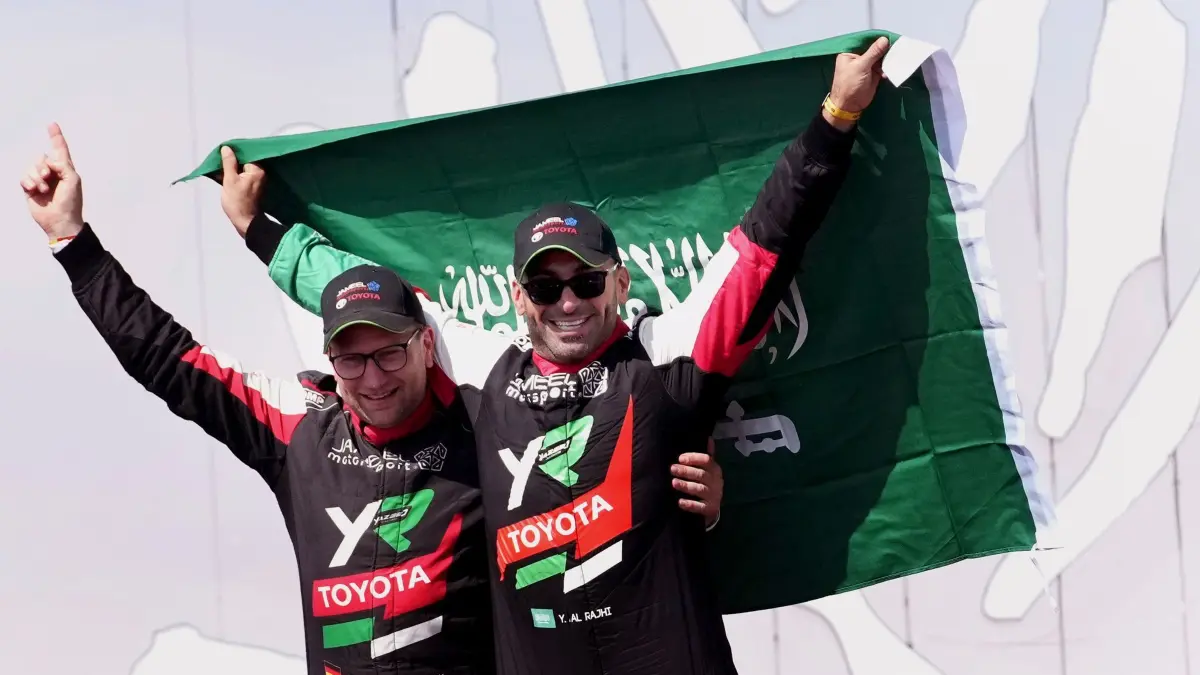 Rallye Dakar: 17.01.2025, Saudi-Arabien, Shubaytah: Fahrer Yazeed Al Rajhi aus Saudi-Arabien (r) und Beifahrer Timo Gottschalk aus Deutschland feiern den Sieg der Rallye Dakar nach der zwölften Etappe. Foto: Christophe Ena/AP/dpa +++ dpa-Bildfunk +++