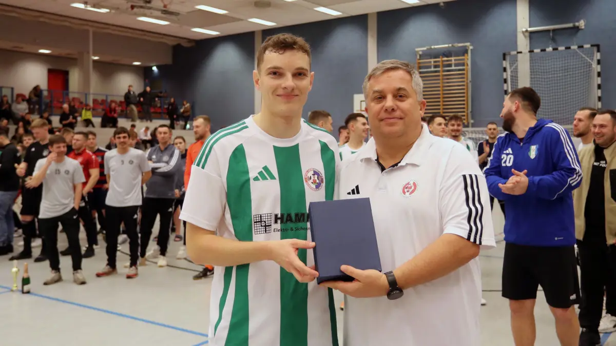 Hallenkreismeisterschaft Uckermarkliga : Schwedt, 18.01.2025, Hallenkreismeisterschaft Uckermarkliga, Eric Meyer (links) von der SpG Lunow/Oderberg wurde nach Stechen mit seinem Teamkollegen xxx als bester Torsch?tze des Turnies ausgezeichnet (rechts Staffelleiter Uckermarkliga Thomas Schwarz)