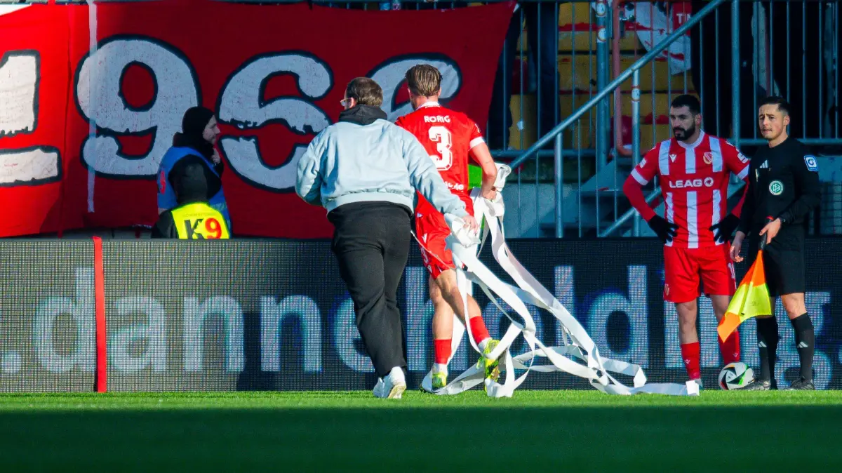 Immer wieder musste beim Spiel zwischen Arminia Bielefeld und Energie Cottbus in der 3. Liga das Spielfeld von den Papierschlangen geräumt werden. Die FCE-Fans im Gästeblock hörten nicht auf, damit zu werfen.
