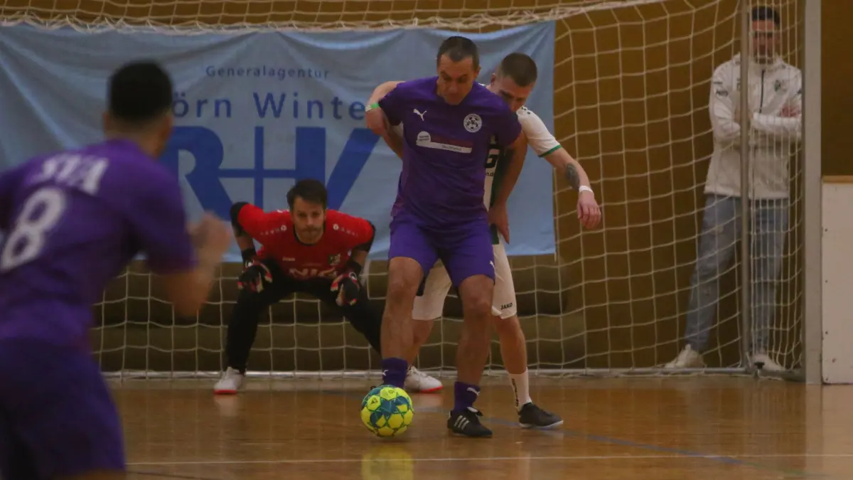 Sportler der Woche, Kandidat Dariusz Bucinski, Trainer beim SV Altlüdersdorf beim Hallenfußball in Kremmen
