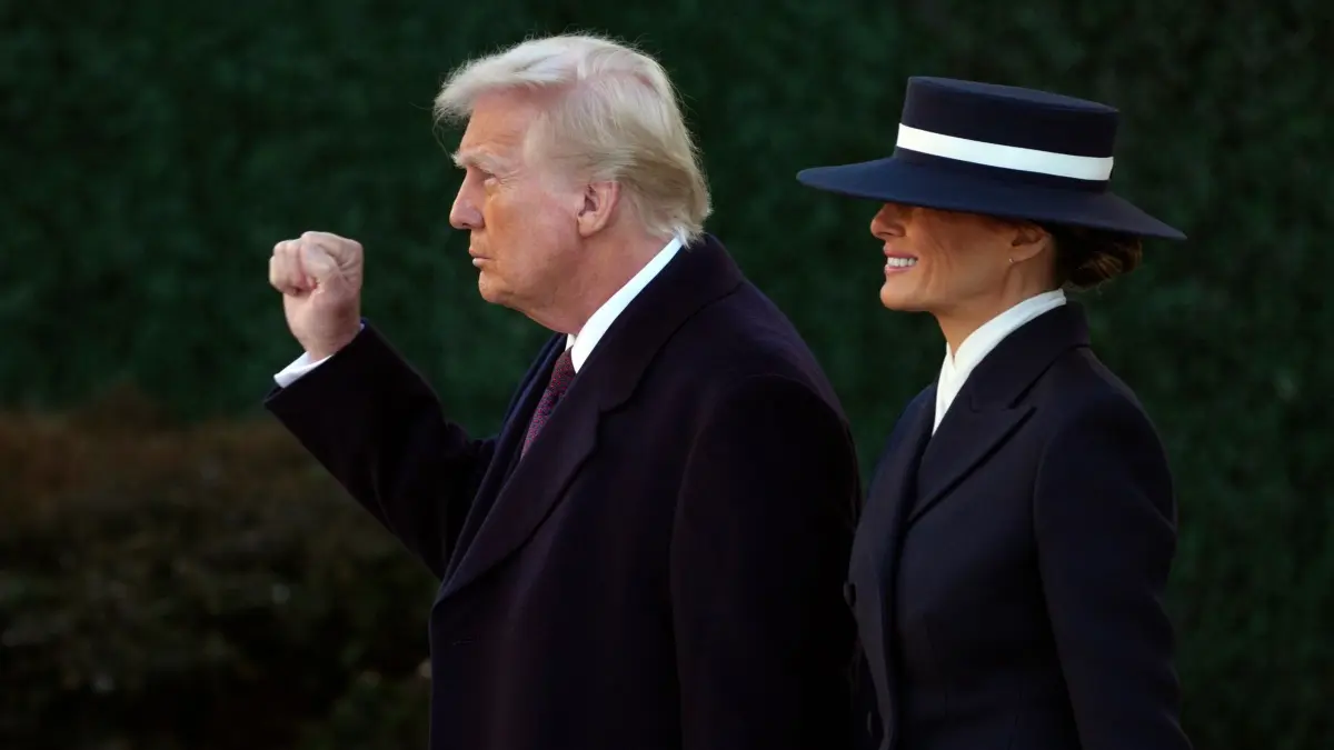 Amtseinführung Trump: 20.01.2025, USA, Washington: Der designierte Präsident Donald Trump gestikuliert, während er mit seiner Frau Melania nach einem Gottesdienst die St. John's Episcopal Church gegenüber dem Weißen Haus in Washington verlässt. Foto: Matt Rourke/AP/dpa +++ dpa-Bildfunk +++