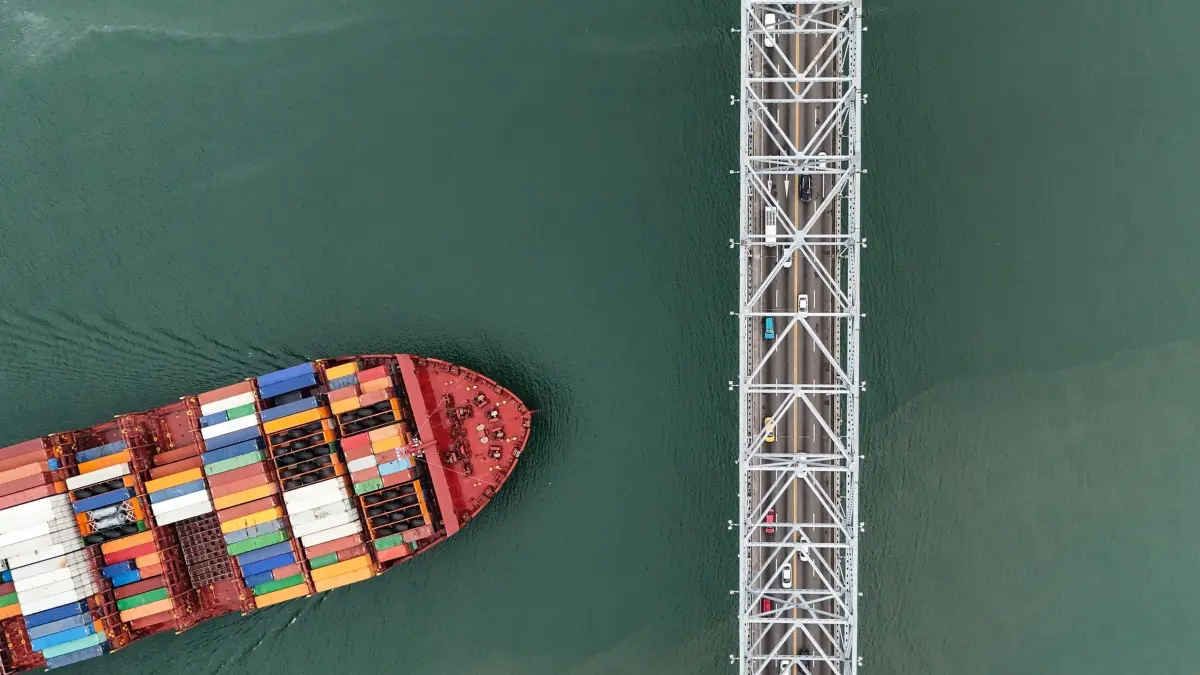 Containerschiff: ARCHIV - 13.06.2024, Panama, Panama-Stadt: Ein Frachtschiff fährt unter der Las-Americas-Brücke durch den Panamakanal. (zu dpa: ««Wir holen ihn zurück» - Trump nimmt Panamakanal ins Visier») Foto: Matias Delacroix/AP/dpa +++ dpa-Bildfunk +++