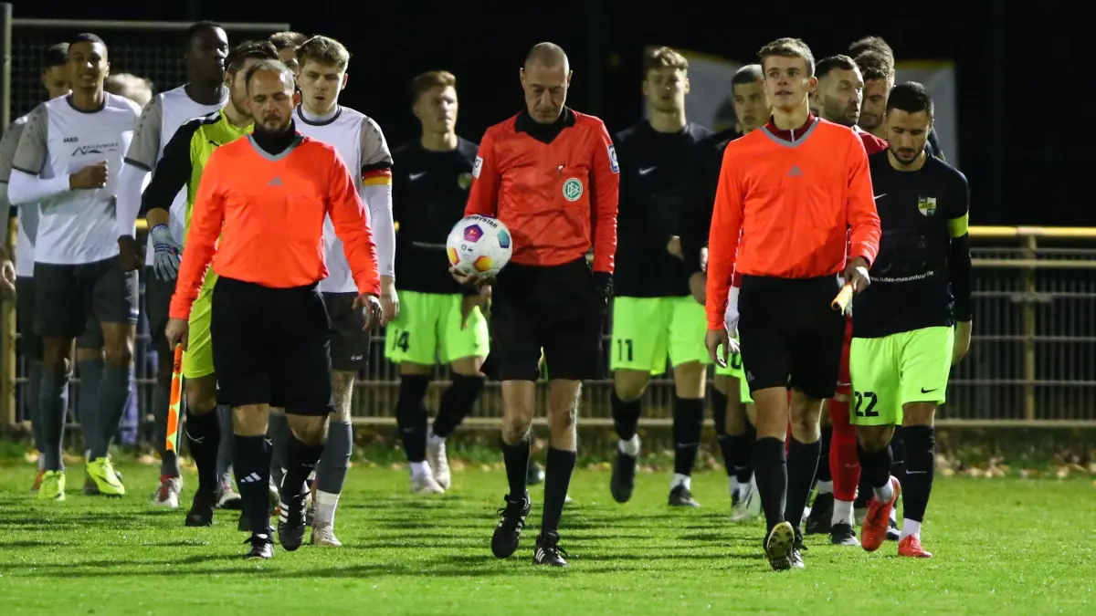 Die Schiedsrichter Stefan Kotte, Andre Ihrke und Roman Brand (von links) betreten mit den Mannschaften der SG Altlüdersdorf und der SG Einheit Zepernick das Spielfeld. Wie fällt die Hinrunden-Bilanz der Brandenburger Schiedsrichter aus?