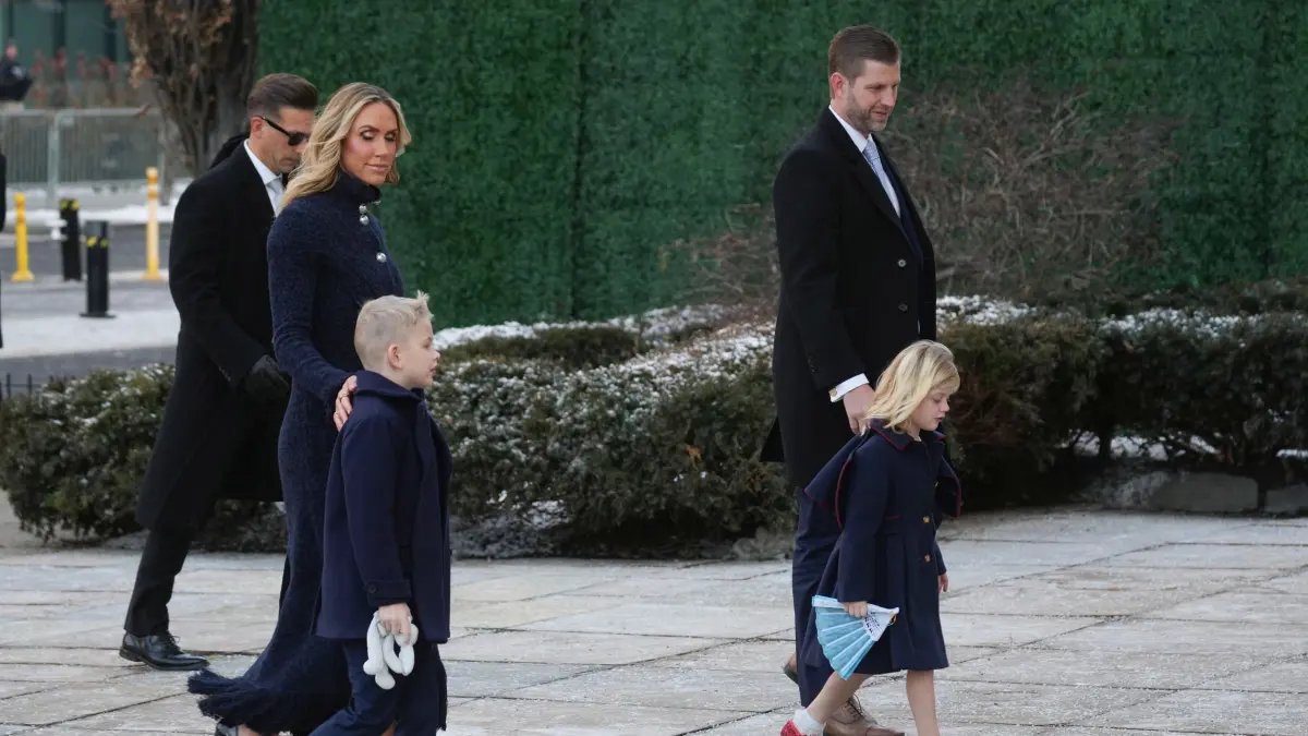 Amtseinführung Trump: 20.01.2025, USA, Washington: Eric Trump und Ehefrau Lara, Tochter Carolina und Sohn Luke kommen zu einem Gottesdienst in der St. John's Episcopal Church gegenüber dem Weißen Haus, am Tag der Amtseinführung von Donald Trump, an dem auch der designierte Präsident und seine Frau Melania teilnehmen werden. Foto: Matt Rourke/AP/dpa +++ dpa-Bildfunk +++