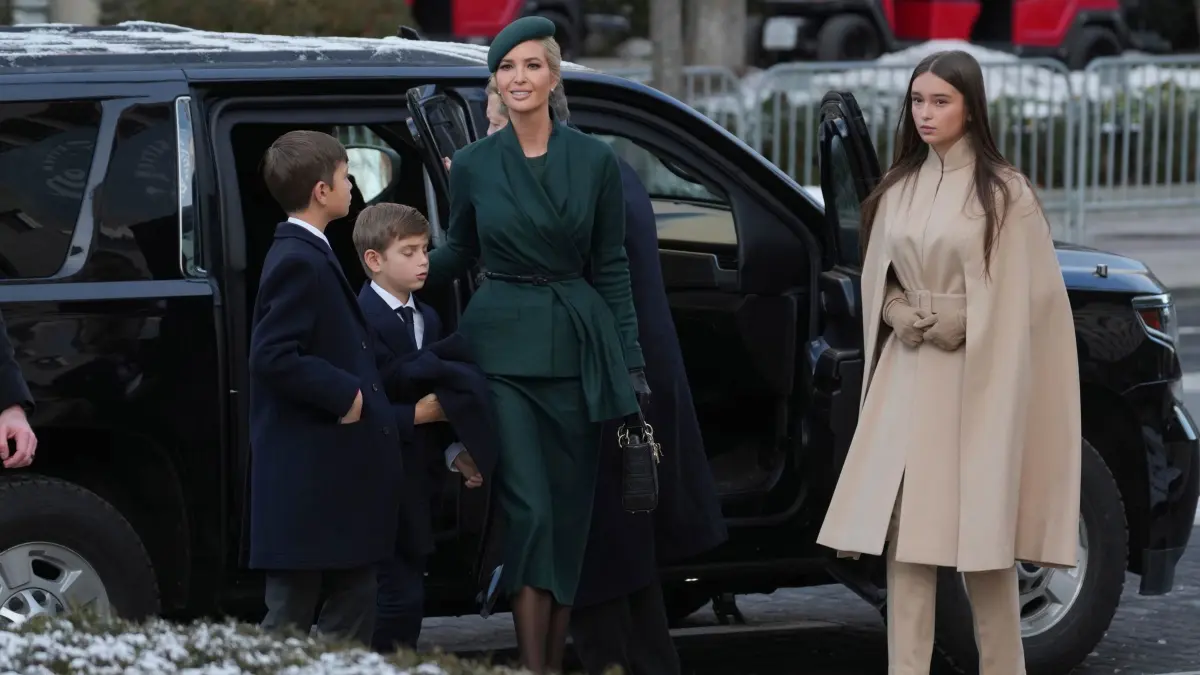 Amtseinführung Trump: 20.01.2025, USA, Washington: Ivanka Trump und ihre Familie kommen zu einem Gottesdienst in der St. John's Episcopal Church gegenüber dem Weißen Haus, am Tag der Amtseinführung von Donald Trump, an dem auch der designierte Präsident und seine Frau Melania teilnehmen werden. Foto: Matt Rourke/AP/dpa +++ dpa-Bildfunk +++