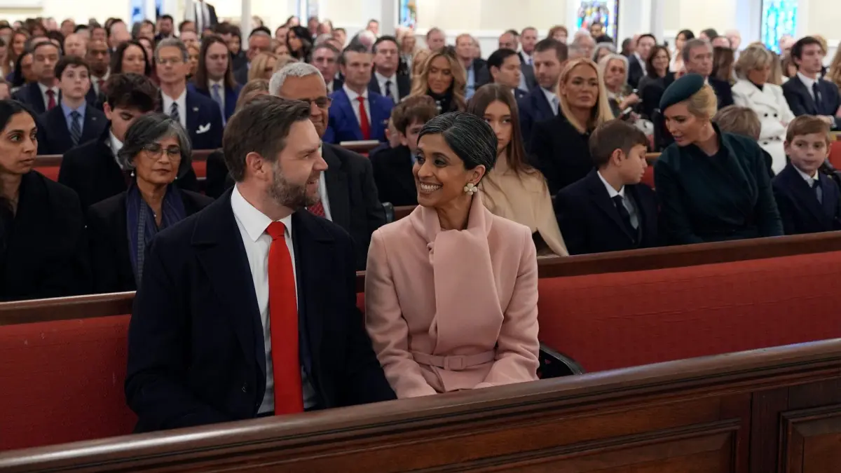 Amtseinführung Trump: 20.01.2025, USA, Washington: Der designierte Vizepräsident JD Vance und Usha Vance nehmen vor der Amtseinführung des Präsidenten an einem Gottesdienst in der St. John's Church teil. Foto: Evan Vucci/AP/dpa +++ dpa-Bildfunk +++