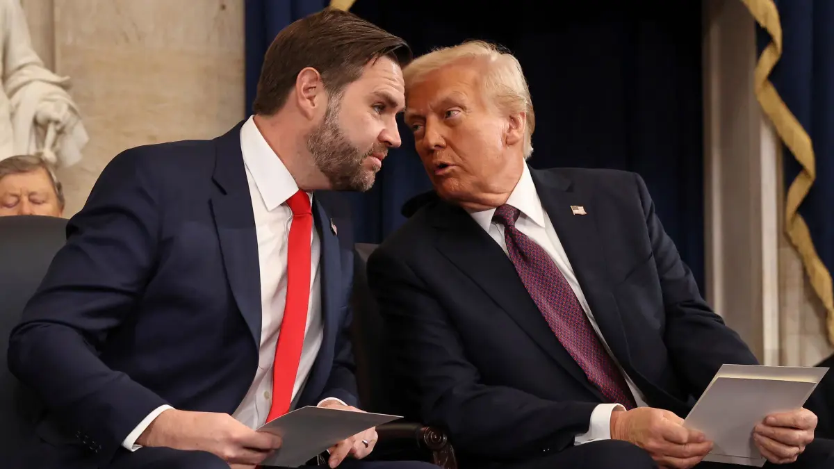 Amtseinführung Trump: 20.01.2025, USA, Washington: Der gewählte Vizepräsident, der ehemalige Senator J.D. Vance, R-Ohio, links, und der gewählte Präsident Donald Trump sprechen während der 60. Amtseinführung des Präsidenten in der Rotunde des US-Kapitols in Washington. Foto: Chip Somodevilla/Pool Getty Images/AP/dpa +++ dpa-Bildfunk +++