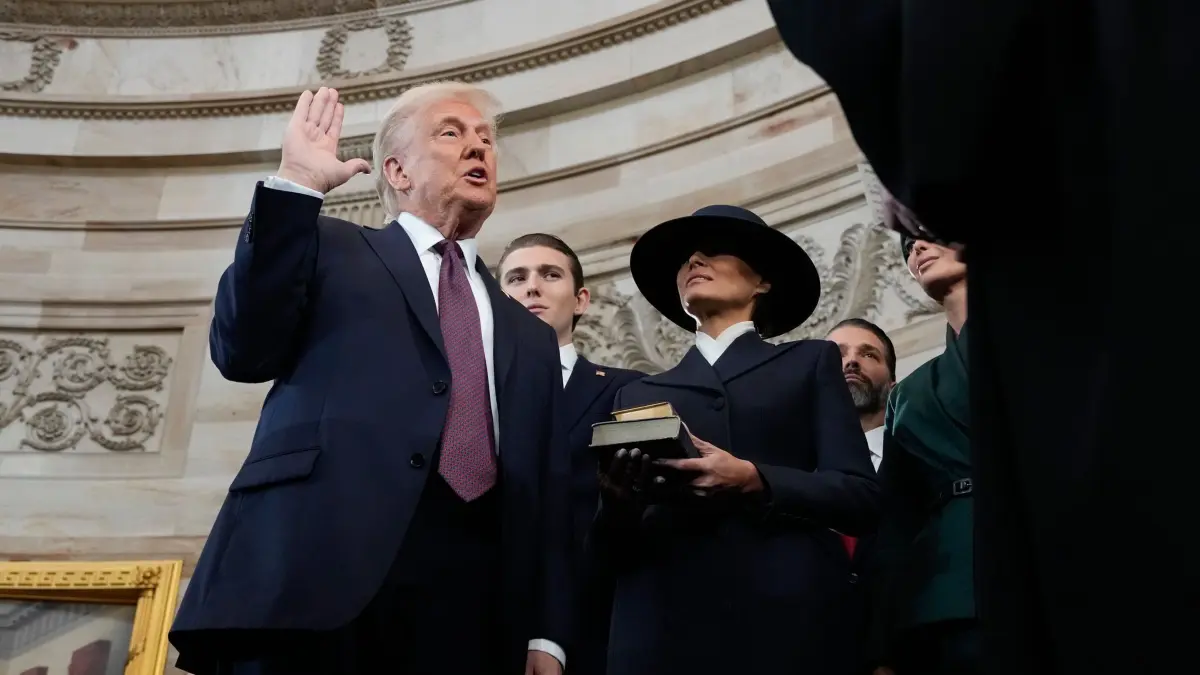 Amtseinführung Trump: 20.01.2025, USA, Washington: Donald Trump wird von Chief Justice John Roberts als 47. Präsident der Vereinigten Staaten vereidigt, während Melania Trump die Bibel während der 60. Amtseinführung des Präsidenten in der Rotunde des US-Kapitols in Washington hält. Foto: Morry Gash/AP Pool/dpa +++ dpa-Bildfunk +++
