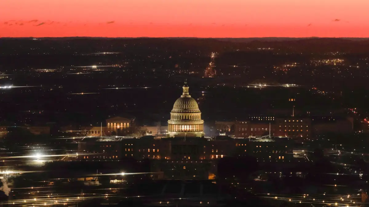 Amtseinführung Trump: 20.01.2025, USA, Washington: Das US-Kapitol ist in der Morgendämmerung des Inaugurationstages in Washington von der Spitze des Washington Monuments aus zu sehen. Foto: Brendan McDermid/Pool Reuters/AP/dpa +++ dpa-Bildfunk +++