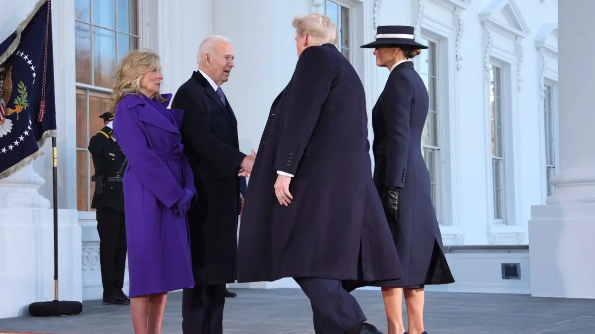 Amtseinführung Trump: 20.01.2025, USA, Washington: Präsident Joe Biden, Mitte links, und First Lady Jill Biden, links, begrüßen den designierten Präsidenten Donald Trump, Mitte rechts, und Melania Trump, rechts, bei ihrer Ankunft im Weißen Haus in Washington. Foto: Evan Vucci/AP/dpa +++ dpa-Bildfunk +++