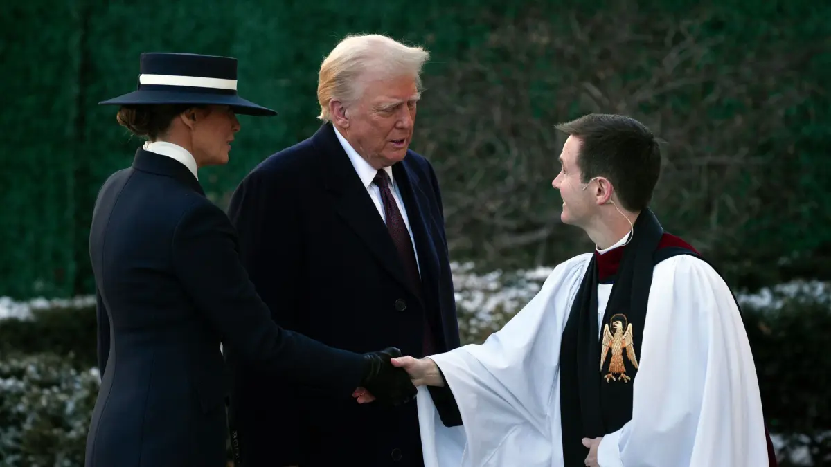 Amtseinführung Trump: 20.01.2025, USA, Washington: Der designierte Präsident Donald Trump und seine Frau Melania werden bei ihrer Ankunft zu einem Gottesdienst in der St. John's Episcopal Church gegenüber dem Weißen Haus am Tag der Amtseinführung von Donald Trump, begrüßt. Foto: Matt Rourke/AP/dpa +++ dpa-Bildfunk +++
