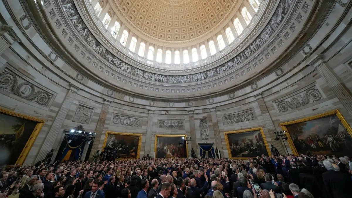 Amtseinführung Trump: 20.01.2025, USA, Washington: Menschen nehmen an der Amtseinführung des Präsidenten in der Rotunde des US-Kapitols in Washington teil. Foto: Julia Demaree Nikhinson/AP Pool/AP/dpa +++ dpa-Bildfunk +++