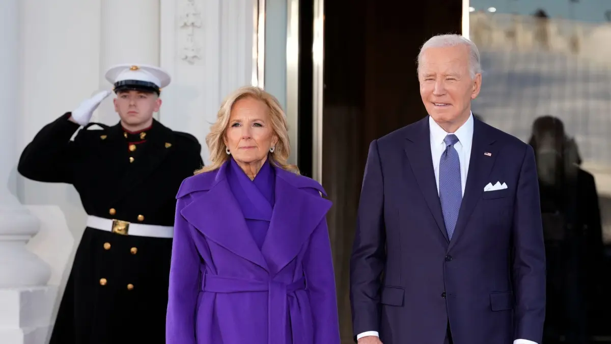 Amtseinführung Trump: 20.01.2025, USA, Washington: Präsident Joe Biden und First Lady Jill Biden erwarten Vizepräsidentin Harris und ihren Ehemann am Weißen Haus. Foto: Alex Brandon/AP/dpa +++ dpa-Bildfunk +++