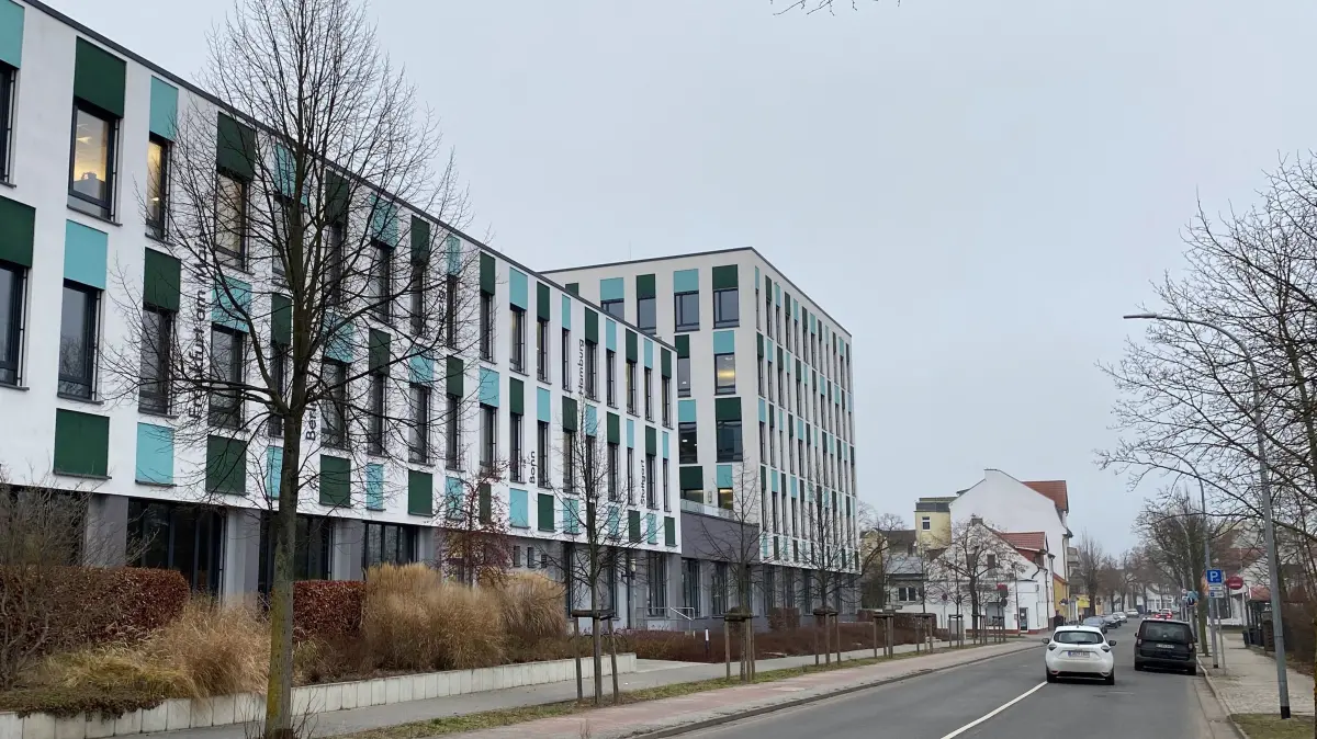 Das Bonava-Doppelgebäude auf der Nordseite des Bahnhofs von Fürstenwalde. Das Bau-Unternehmen braucht nicht mehr so viel Platz.