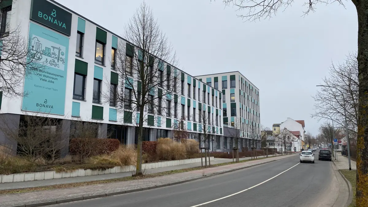 Das Bonava-Doppelgebäude auf der Nordseite des Bahnhofs von Fürstenwalde. Das Bau-Unternehmen braucht nicht mehr so viel Platz.