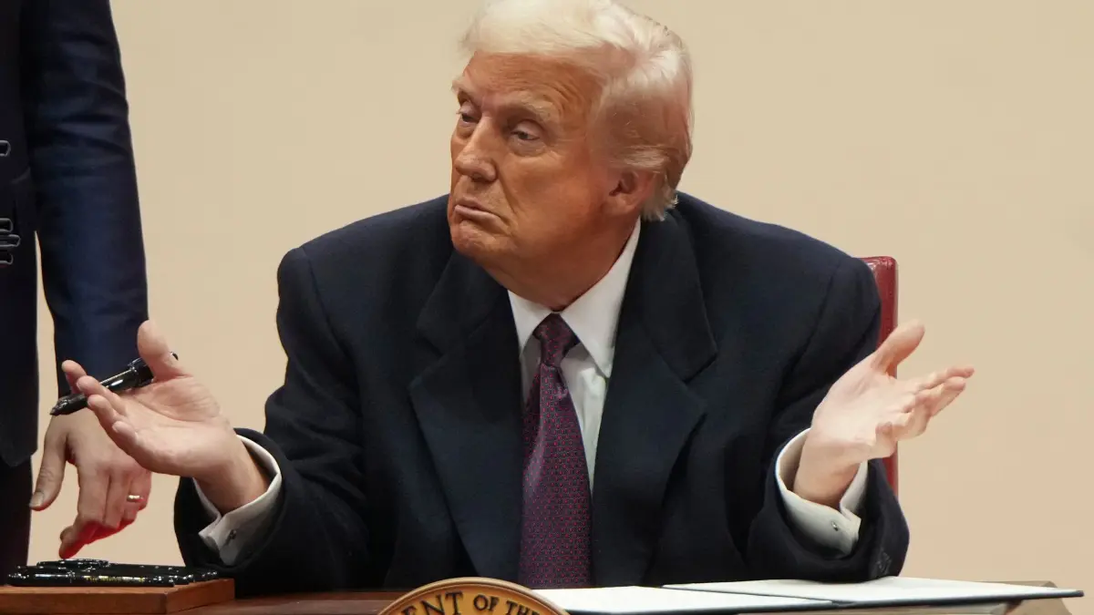 Amtseinführung Trump: 20.01.2025, USA, Washington: US-Präsident Donald Trump gestikuliert bei der Unterzeichnung von Anordnungen bei einer Veranstaltung mit Parade zu seiner Amtseinführung in der Capital One Arena. Foto: Matt Rourke/AP/dpa +++ dpa-Bildfunk +++