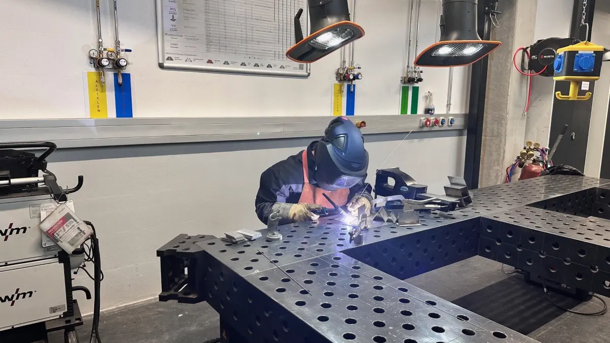 Azubi Marc lernt im zweiten Lehrjahr den Beruf des Industriemechanikers. Das Schweißen gehört zur Ausbildung dazu. Die Flughafengesellschaft hat dafür in ihre Azubi-Werkstatt investiert.