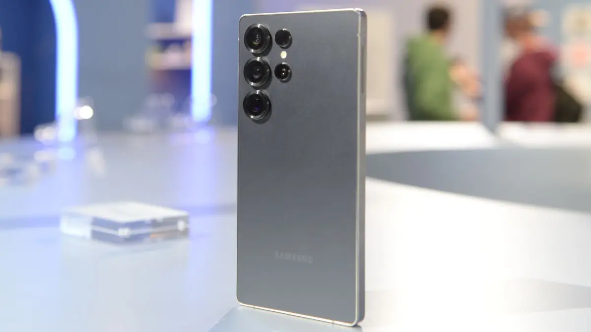 Die Rückseite des Samsung Galaxy S25 Ultra: Die Kamera des Galaxy S25 kommt mit einem «Spatio-Temporal-Filter». Er soll Bildrauschen reduzieren und die Bildqualität bei schlechten Lichtverhältnissen erheblich verbessern. (zu dpa: «Fokus auf KI und Kamera: Samsung Galaxy S25 vorgestellt») Foto: Andrej Sokolow/dpa-tmn/dpa - Honorarfrei nur für Bezieher des dpa-Themendienstes +++ dpa-Themendienst +++