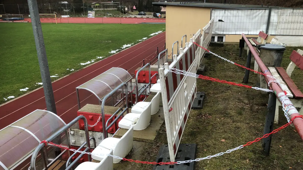 Gesperrt: Tribüne im Jahn-Stadion neben dem Vereinsgebäude. Unklar ist, wer sie gebaut hat.