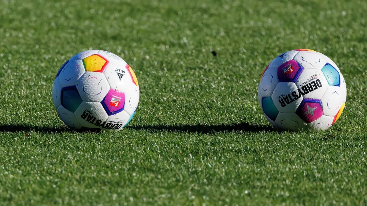 Fußball Symbolbild: ARCHIV - 28.01.2024, Bayern, Fürth: Fußball: 2. Bundesliga, SpVgg Greuther Fürth - Holstein Kiel, 19. Spieltag im Sportpark Ronhof Thomas Sommer. Zwei Bälle liegen vor Spielbeginn auf dem Rasen. (zu dpa: «1. FC Magdeburg gibt Talent Baars Profivertrag») Foto: Daniel Karmann/dpa +++ dpa-Bildfunk +++