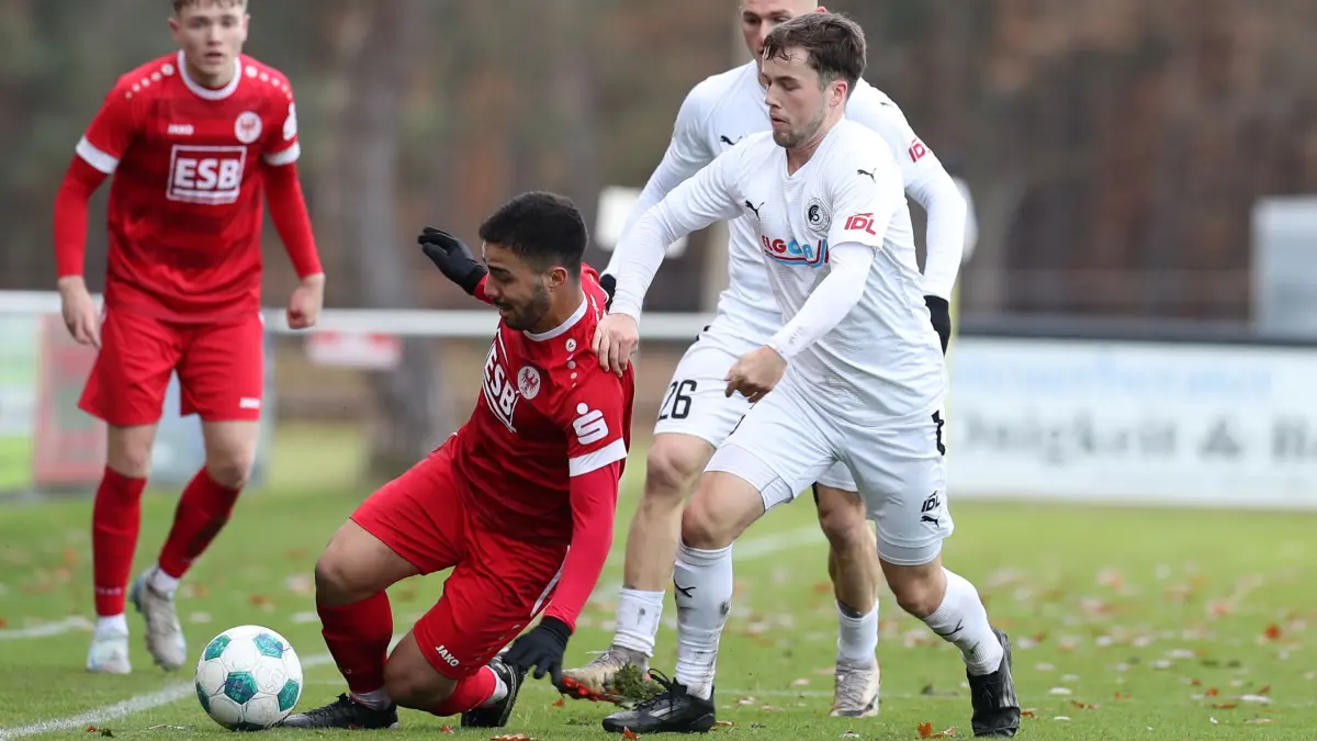 BBL 12. ST: TuS Sachsenhausen - BSC S?d 1:0 : Sachsenhausen, 23.11.24, BBL 12. ST: TuS Sachsenhausen - BSC S?d 1:0, Marvin Ghaddar (rechts)