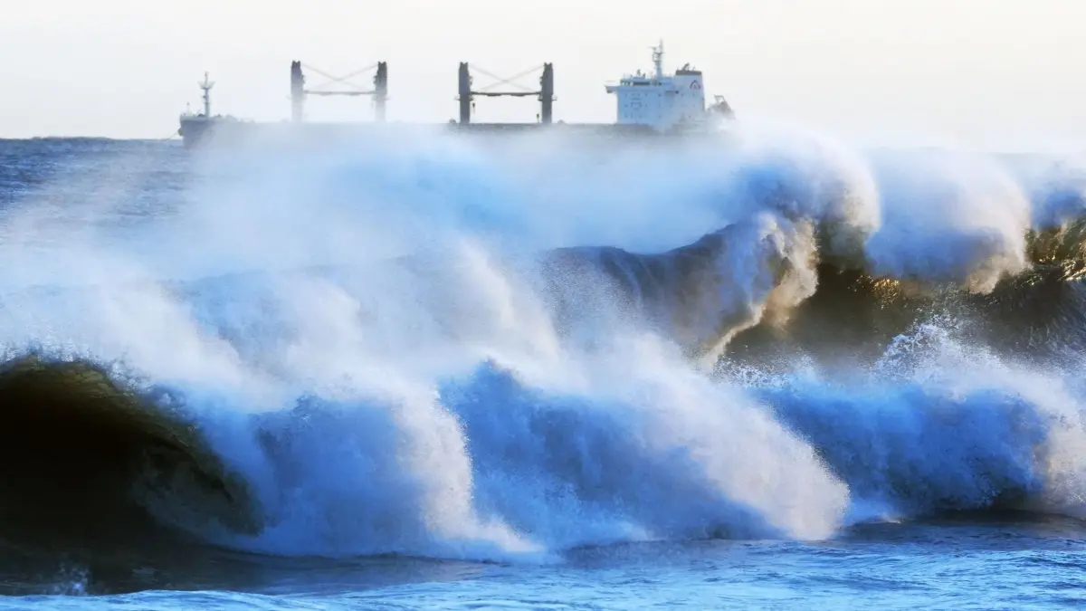 Wetter in Großbritannien: ARCHIV - 08.01.2025, Großbritannien, Whitley Bay: Riesige Wellen schlagen gegen die Küste von Whitley Bay in North Tyneside. (zu dpa: «Sturm Éowyn zieht auf Irland und Großbritannien zu») Foto: Owen Humphreys/PA Wire/dpa +++ dpa-Bildfunk +++