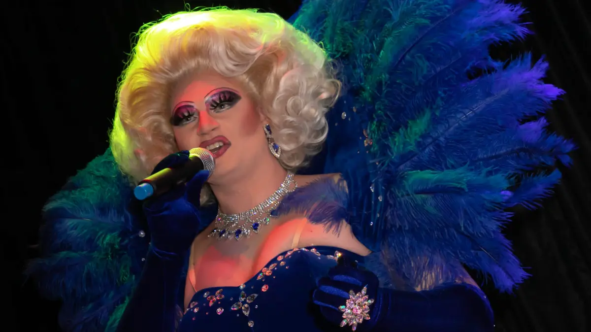 Eisenhüttenstadt. Die Travestie-Künstlerin Savira Brown (Dominik Haase) ist in Eisenhüttenstadt geboren und aufgewachsen und leitet seit September 2024 in Mühlheim am Main ihr eigenes Theater: Saviras Show-Palast - Die kleine Traumfabrik. Pressefoto. Foto von 2024. Foto: Heiner Engelter