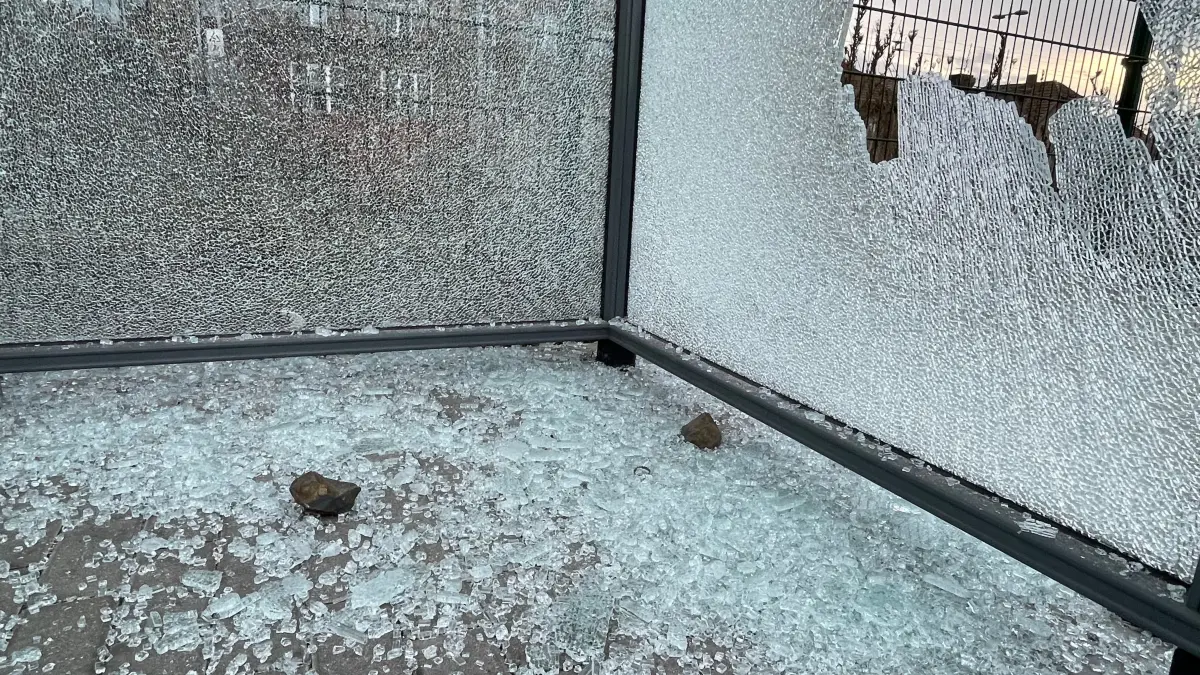 Die Spuren der Zerstörung sind auch noch einen Tag nach der Attacke auf dem Bahnhofsvorplatz in Eisenhüttenstadt zu sehen.