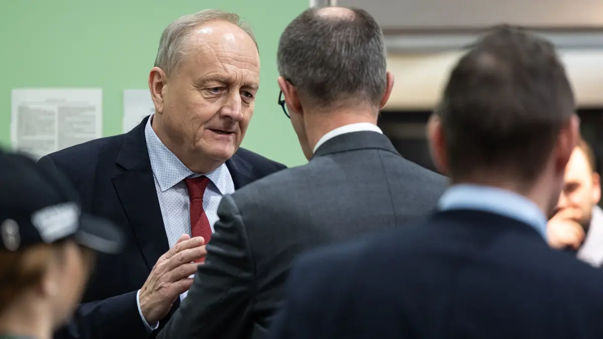 Fortsetzung 99. Grüne Woche - CDU-Chef Merz: 24.01.2025, Berlin: Friedrich Merz (M), CDU-Bundesvorsitzender und Fraktionsvorsitzender der CDU/CSU-Fraktion im Bundestag, und Joachim Rukwied (l), Präsident des Deutschen Bauernverbandes, sprechen während eines Rundgangs durch die Hallen der Grünen Woche miteinander. Foto: Hannes P. Albert/dpa +++ dpa-Bildfunk +++