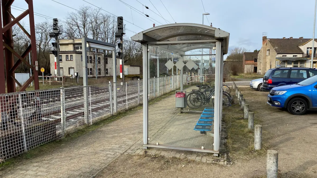 Der Haltepunkt in Ziltendorf: 22 Mal am Tag hält dort ein Zug in Richtung Eisenhüttenstadt, 21 Mal täglich kann dort in Richtung Frankfurt (Oder) zugestiegen werden. Allerdings wird das automatische Tor zum Zug nur zur Fahrt eines Reisezuges geöffnet. Fünf Minuten vor Zugabfahrt wird es jeweils geschlossen.