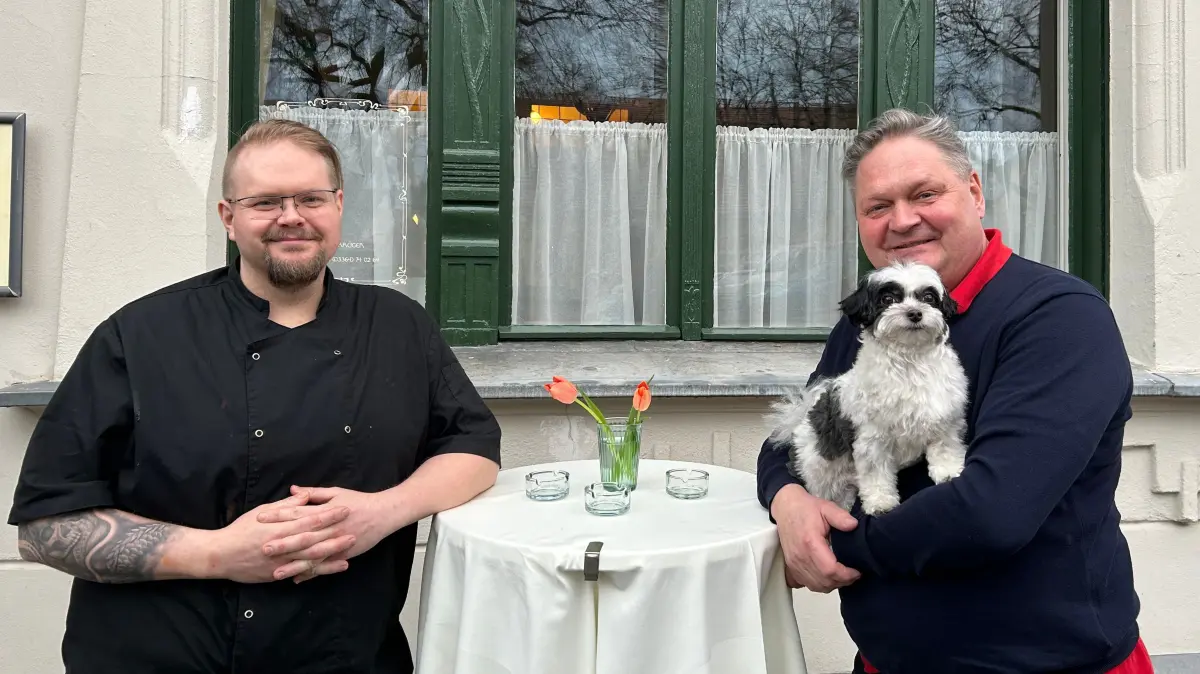 Restaurantchef Steffen Krüger mit seinem Hund Amani und links der Küchenchef Jan Hengster.