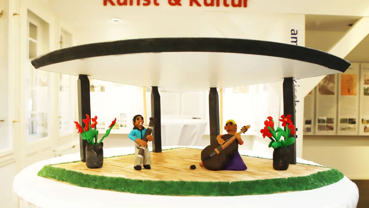 Das von Rolf und Regine Ulrich angefertigte Modell zeigt die neue Freilichtbühne als Miniatur. Ab 2026 soll das Bauwerk für Veranstaltungen im Scharwenka-Haus Bad Saarow dienen.