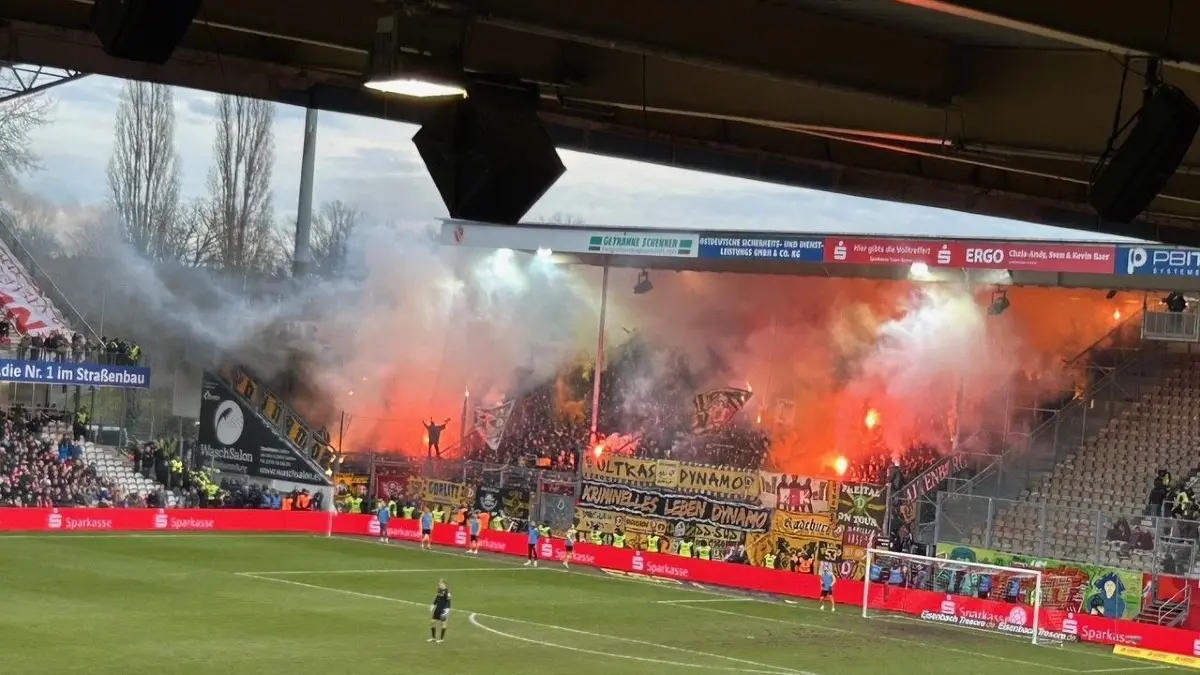 Zu Beginn der zweiten Halbzeit entzündeten die Zuschauer im Gästeblock erneut Pyro-Fackeln. Dynamo Dresden droht damit die nächste Strafe des DFB.