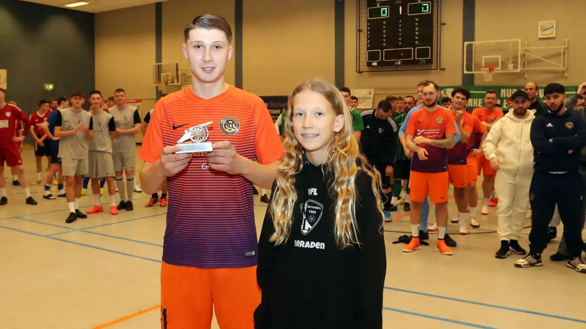 3.Tabakbl?tencup des VfL Vierraden : Schwedt, 25.01.2025, 3.Tabakbl?tencup des VfL Vierraden, bester Torsch?tze: Artem Filonenko vom Angerm?nder FC (im Stechen mit Manuel Thieme vom Sch?nower SV), beide hatten im Turnierverlauf f?nf Tore erzielt