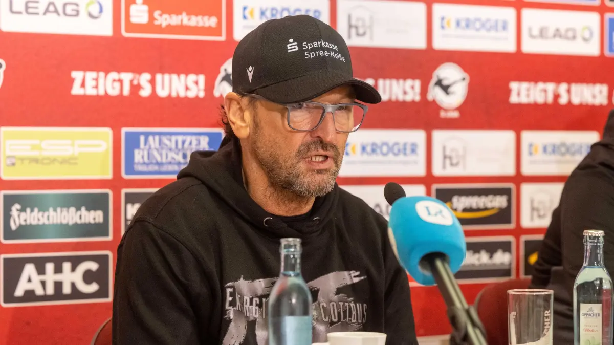 3. Liga Energie Cottbus - Dynamo Dresden 2024/25: Fussball, Herren, Saison 2024/2025, 3. Liga (21. Spieltag), FC FC Energie Cottbus - SG Dynamo Dresden, Trainer Claus-Dieter Wollitz (Energie Cottbus) , 25.01. 2025, Foto: Matthias Koch