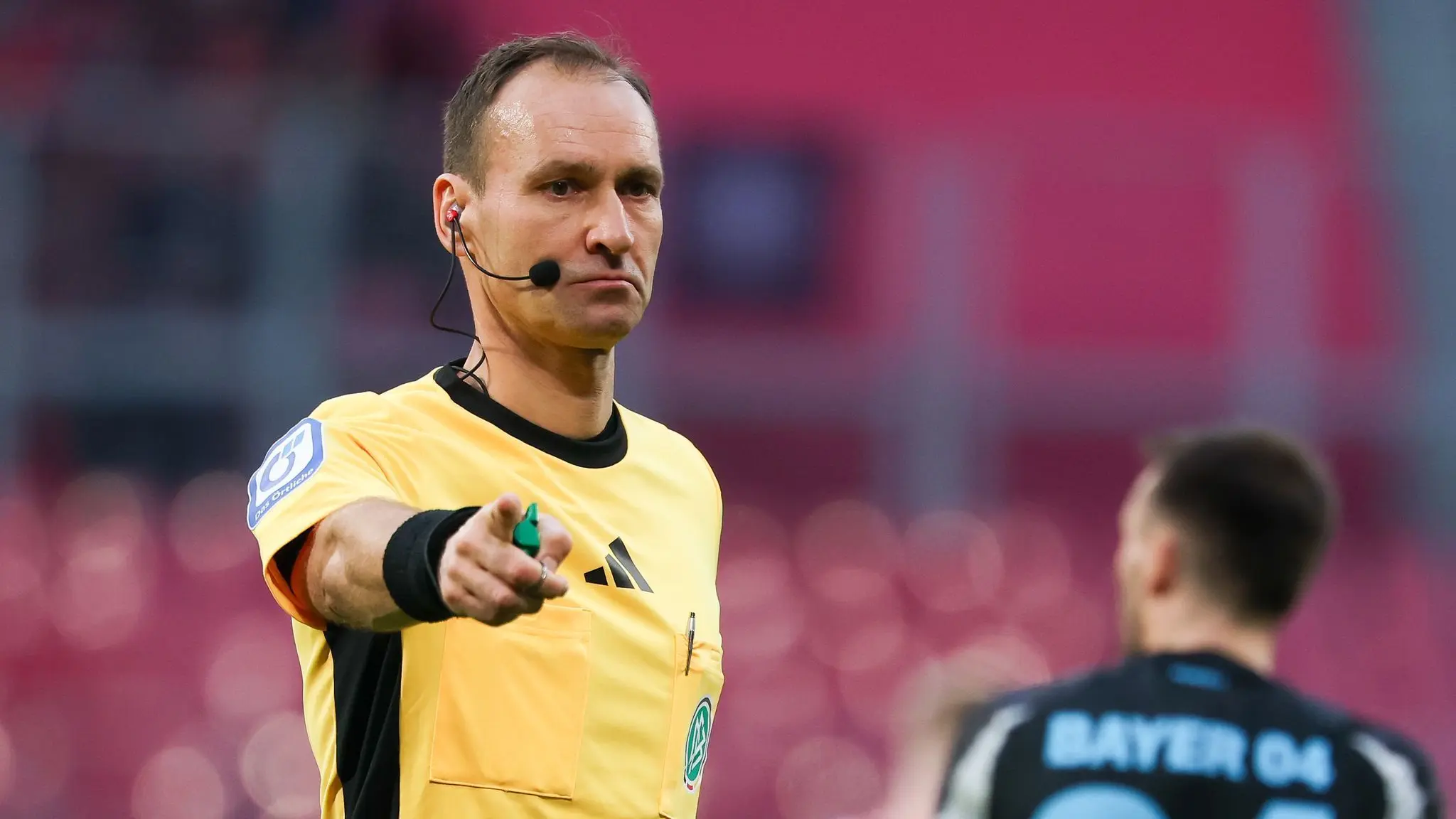 RB Leipzig - Bayer Leverkusen: 25.01.2025, Sachsen, Leipzig: Fußball: Bundesliga, RB Leipzig - Bayer Leverkusen, 19. Spieltag, Red Bull Arena. Schiedsrichter Bastian Dankert gestikuliert. Foto: Jan Woitas/dpa - WICHTIGER HINWEIS: Gemäß den Vorgaben der DFL Deutsche Fußball Liga bzw. des DFB Deutscher Fußball-Bund ist es untersagt, in dem Stadion und/oder vom Spiel angefertigte Fotoaufnahmen in Form von Sequenzbildern und/oder videoähnlichen Fotostrecken zu verwerten bzw. verwerten zu lassen. +++ dpa-Bildfunk +++