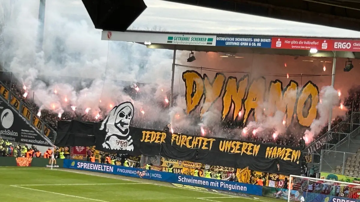 Im Block der Fans von Dynamo Dresden brannte es am Samstag im Derby bei Energie Cottbus mehrere Male.