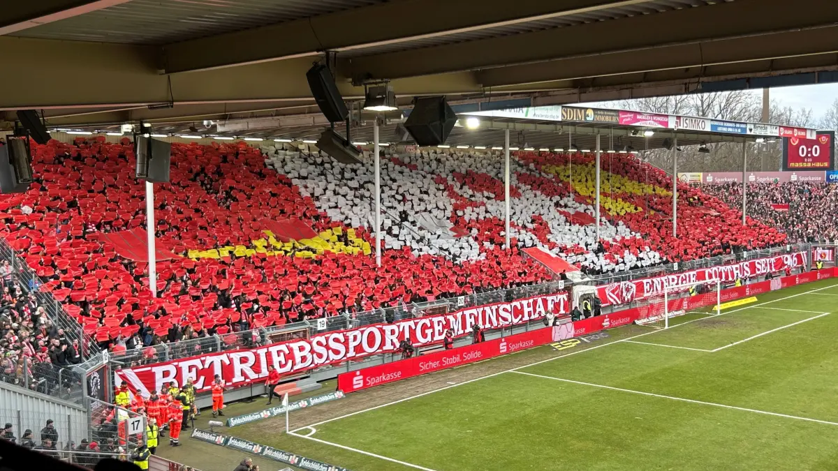 Als drittes ist das Totenkopf-Symbol der Fans von Energie Cottbus auf der Nordwand im Leag Energie Stadion zu sehen,