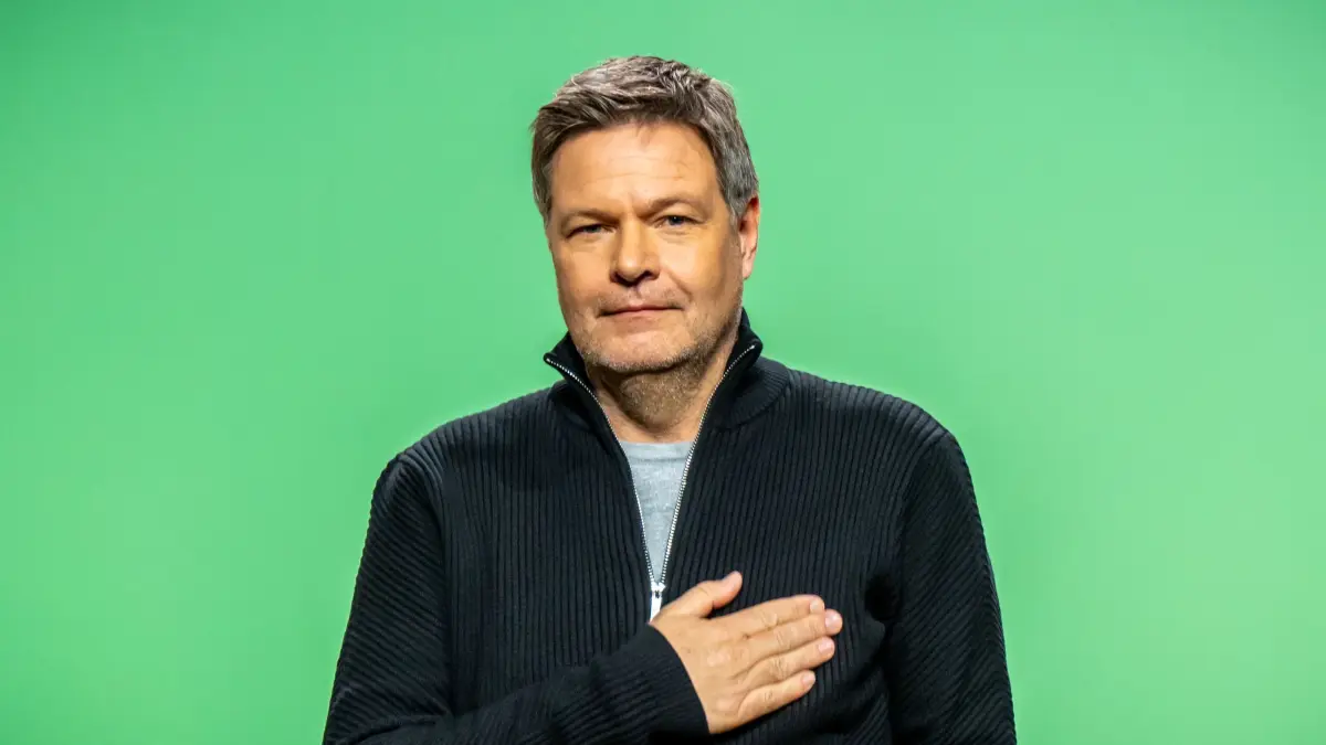 Bundesparteitag der Grünen: 26.01.2025, Berlin: Robert Habeck (Bündnis 90/Die Grünen), Bundesminister für Wirtschaft und Klimaschutz und Kanzlerkandidat, hält die Hand aufs Herz beim Programmparteitag seiner Partei nach seiner Rede. Bei der außerordentlichen Bundesdelegiertenkonferenz wollen die Mitglieder das Wahlprogramm für die auf den 23.02.2025 vorgezogene Bundestagswahl verabschieden. Foto: Michael Kappeler/dpa +++ dpa-Bildfunk +++
