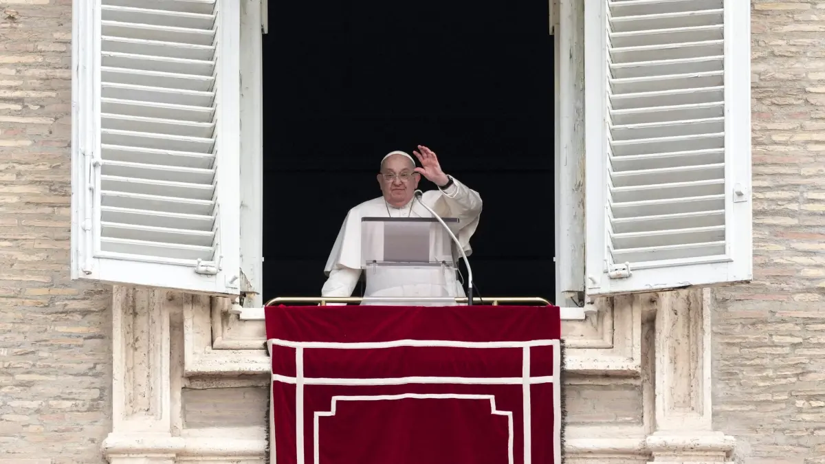 Papst Franziskus: ARCHIV - 19.01.2025, Vatikan, Vatikanstadt: Papst Franziskus erteilt seinen Segen, während er das Angelus-Mittagsgebet aus dem Fenster seines Studios mit Blick auf den Petersplatz im Vatikan spricht. (zu dpa: «80 Jahre Auschwitz: Papst mahnt zu Erinnerung an Holocaust») Foto: Andrew Medichini/AP/dpa +++ dpa-Bildfunk +++