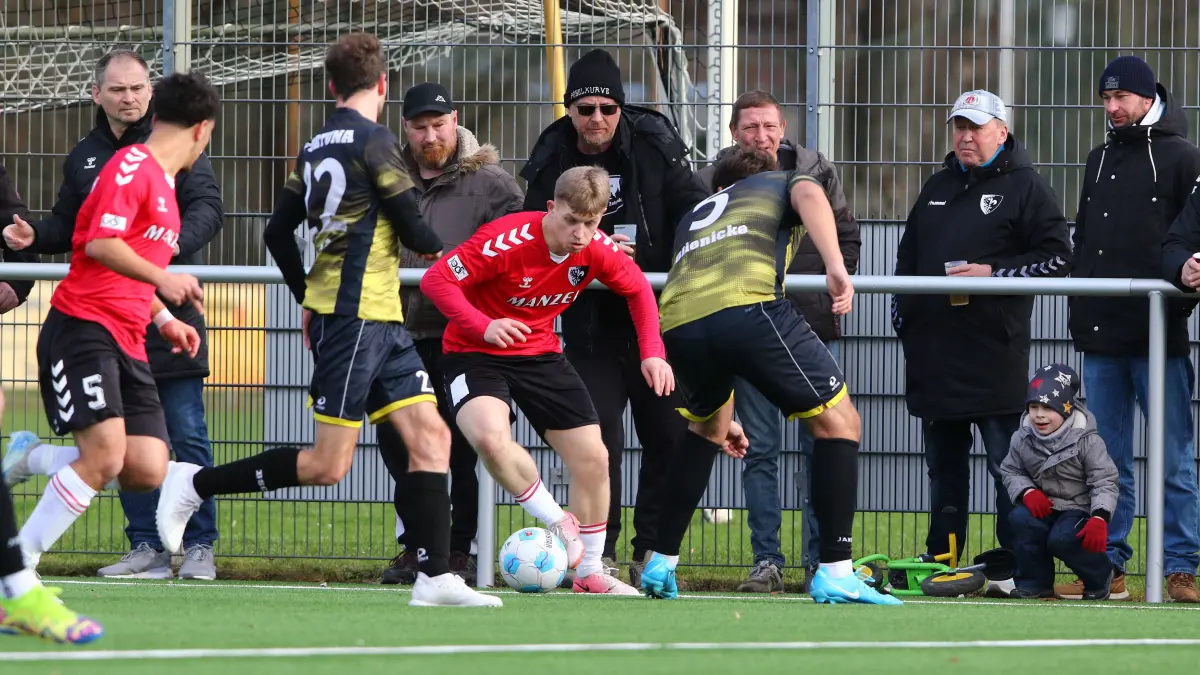 Comeback gelungen: Quintin Schönherr (in Rot) ist wieder beim SV Zehdenick zurück. Im Testspiel gegen Fortuna Glienicke trifft er zwar nicht, kreiert aber viele Aktionen auf dem Flügel.