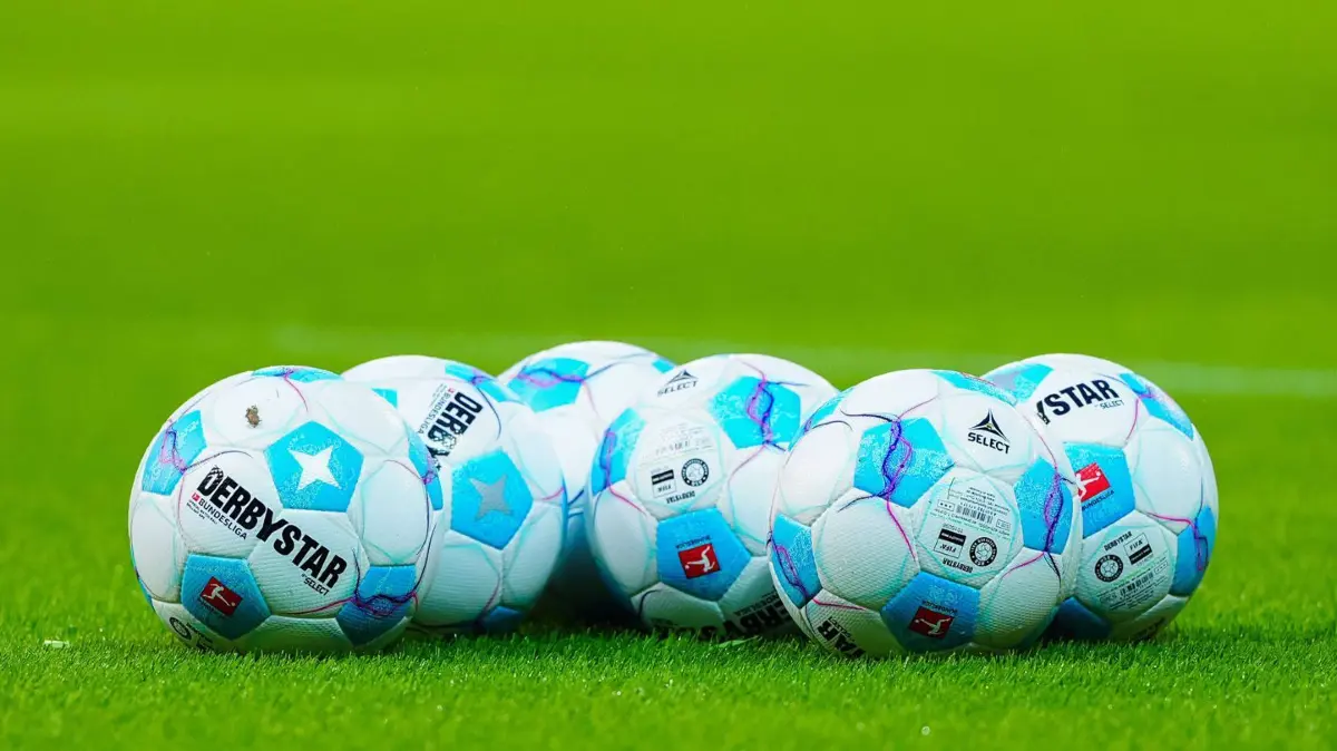 Derbystar Spielbaelle, Themenfoto, Themenbild, Symbolfoto, Symbolbild, Stockfoto GER, FC St. Pauli vs. 1. FC Union Berlin, Fussball, Bundesliga, Spieltag 19, Saison 2024/25, 26.01.2025 DFL REGULATIONS PROHIBIT ANY USE OF PHOTOGRAPHS AS IMAGE SEQUENCES AND/OR QUASI-VIDEO GER, FC St. Pauli vs. 1. FC Union Berlin, Fussball, Bundesliga, Spieltag 19, Saison 2024/25, 26.01.2025 Hamburg *** Derbystar Spielbaelle, Theme photo, Theme image, Symbol photo, Symbol image, Stock photo GER, FC St Pauli vs 1 FC Union Berlin, Football, Bundesliga, Matchday 19, Season 2024 25, 26 01 2025 DFL REGULATIONS PROHIBIT ANY USE OF PHOTOGRAPHS AS IMAGE SEQUENCES AND OR QUASI VIDEO GER, FC St Pauli vs 1 FC Union Berlin, Football, Bundesliga, Matchday 19, Season 2024 25, 26 01 2025 Hamburg Copyright: xEibner-Pressefoto/MarcelxvonxFehrnx EP_MFN