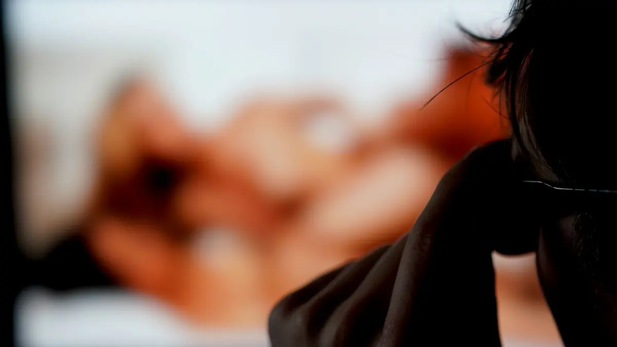 Illustration - Pornos: ILLUSTRATION - 19.10.2023, Hamburg: ILLUSTRATION - Ein Mann schaut sich auf einem Bildschirm eine Porno-Internetseite an. (gestellte Szene) (zu dpa: «Wie der Porno nach Deutschland kam») Foto: Marcus Brandt/dpa +++ dpa-Bildfunk +++