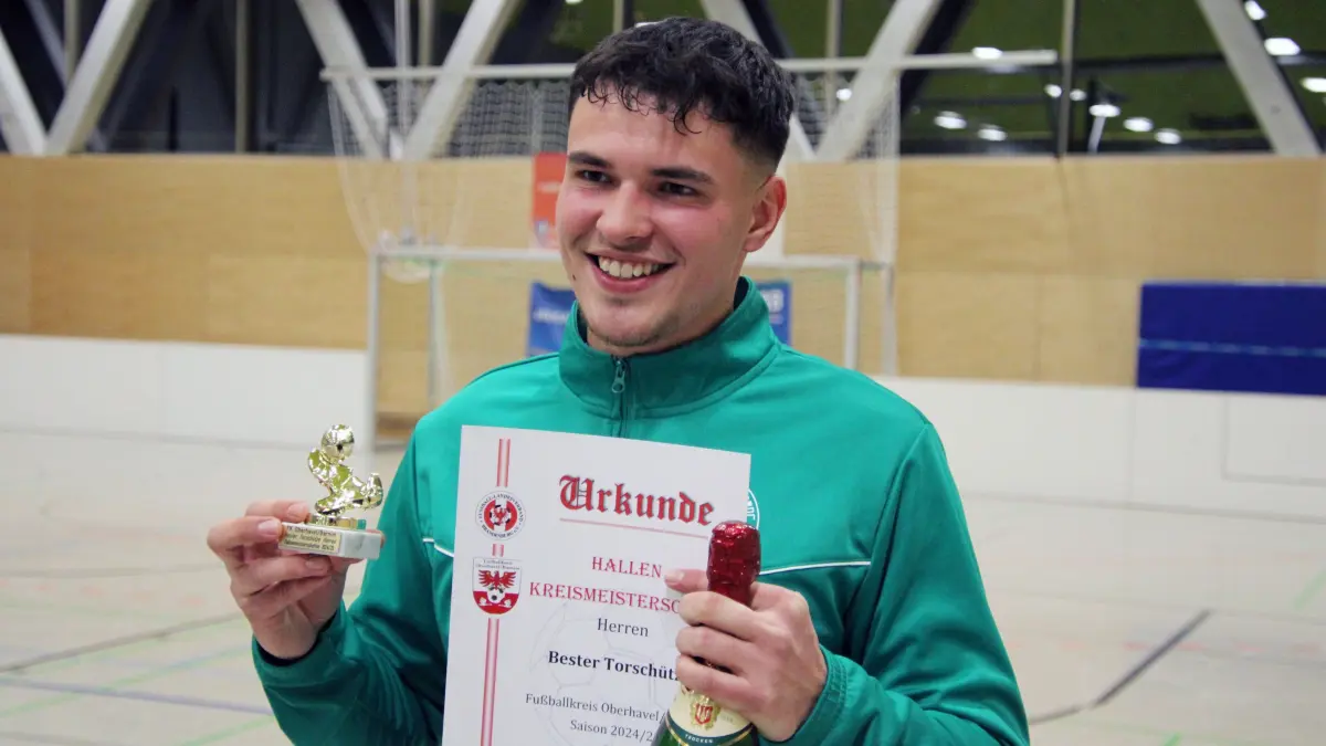 Pascal Heinrich wurde als bester Torsch?tze des Turniers nach Stechen mit zwei weiteren Sportlern geehrt : Borgsdorf, 25.01.2025, HKM Oberhavel/Barnim, Pascal Heinrich wurde als bester Torsch?tze des Turniers nach Stechen mit zwei weiteren Sportlern geehrt