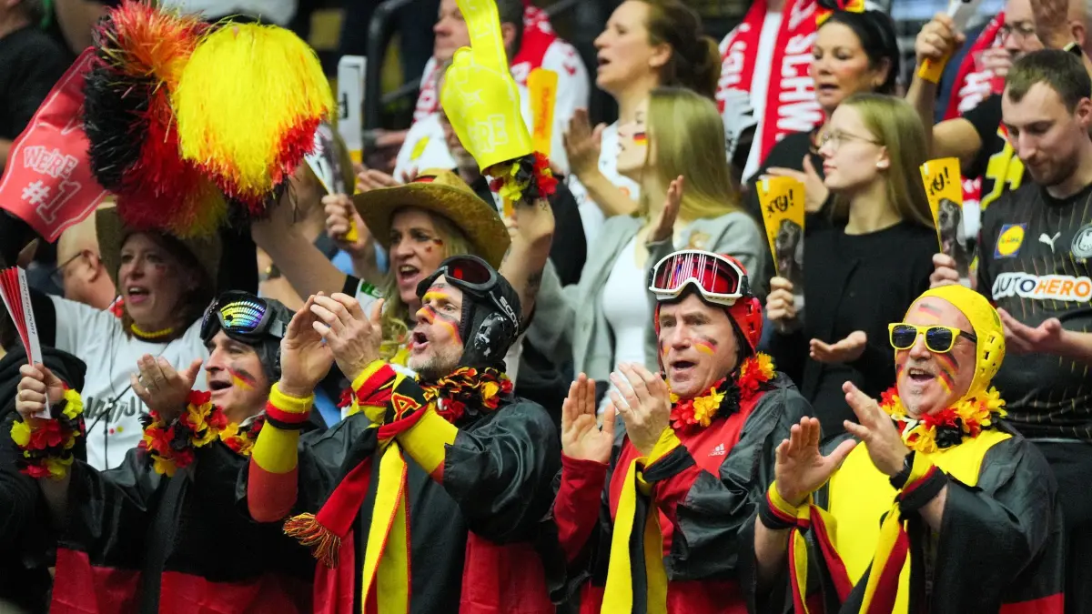 Deutsche Handball-Fans: ARCHIV - 19.01.2025, Dänemark, Herning: Handball: WM, Deutschland - Tschechien, Vorrunde, Gruppe A, 3. Spieltag, Jyske Bank Boxen, Deutschlands Fans bejubeln den 29:22-Sieg ihrer Mannschaft. (zu dpa: «Kapverden oder USA: Muss der Handball «in die Diaspora»?») Foto: Soeren Stache/dpa +++ dpa-Bildfunk +++
