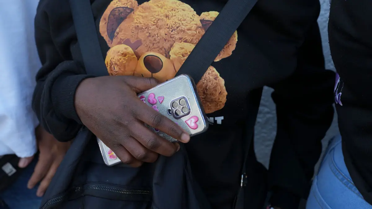 Migration in Mexiko: 28.01.2025, Mexiko, Mexiko-Stadt: Ein haitianischer Migrant wartet vor dem Büro der mexikanischen Kommission für Flüchtlingshilfe (COMAR), um Asyl zu beantragen. Foto: Marco Ugarte/AP/dpa +++ dpa-Bildfunk +++